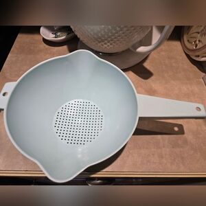 2-Quart Tupperware Light Blue Colander